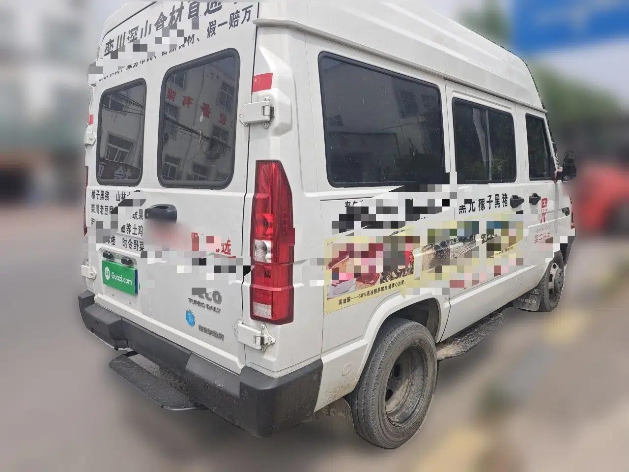 Iveco Daily 2021 2.5T A35 M1 Passenger Van 5-9 Seater Short Wheelbase Mid-Roof Design Dual Tires Manual Doors — миниатюра 6