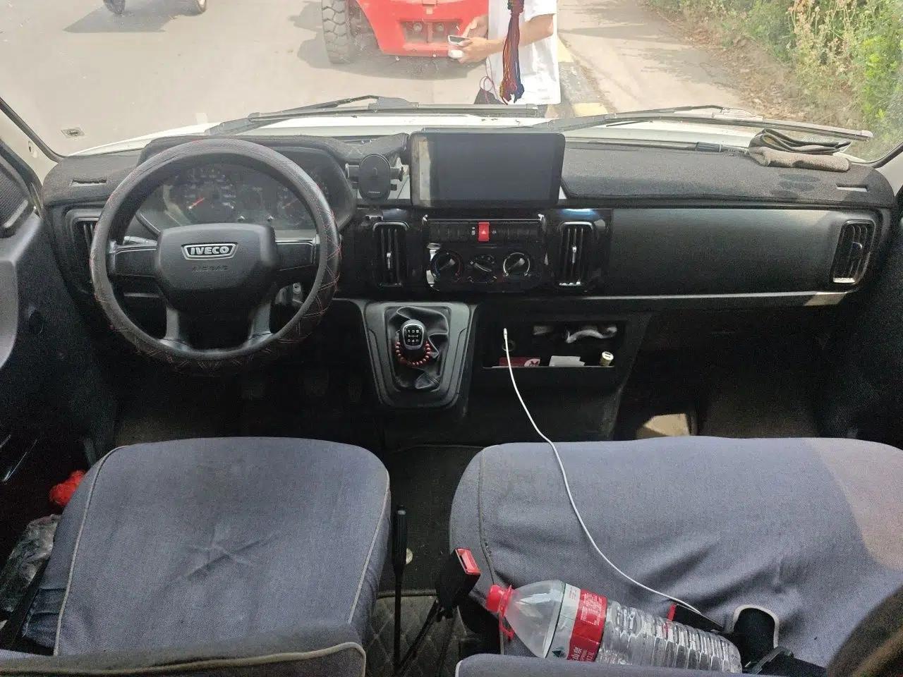 Iveco Daily 2021 2.5T A35 M1 Passenger Van 5-9 Seater Short Wheelbase Mid-Roof Design Dual Tires Manual Doors — миниатюра 10