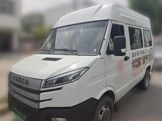 Iveco Daily 2021 2.5T A35 M1 Passenger Van 5-9 Seater Short Wheelbase Mid-Roof Design Dual Tires Manual Doors