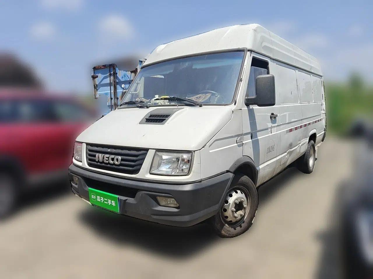 Iveco Daily 2021 2.5T V40 2-3 Seater Long Wheelbase Mid-Roof Dual Tires Manual Doors — миниатюра 1
