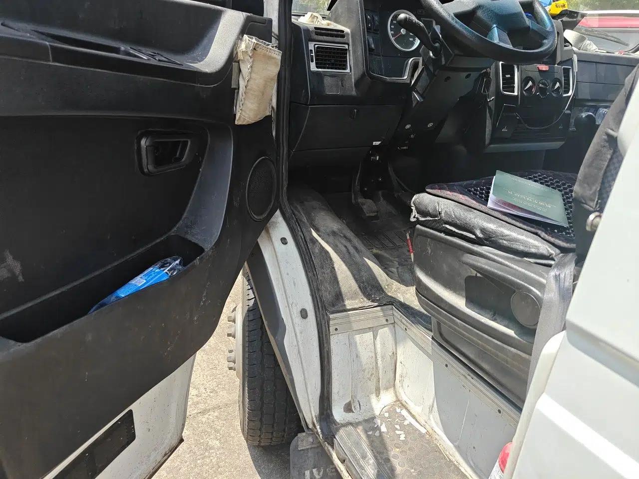 Iveco Daily 2021 2.5T V40 2-3 Seater Long Wheelbase Mid-Roof Dual Tires Manual Doors — миниатюра 17