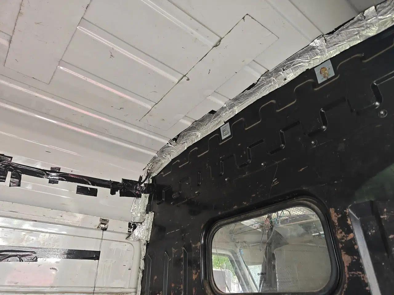 Iveco Daily 2021 2.5T V40 2-3 Seater Long Wheelbase Mid-Roof Dual Tires Manual Doors — миниатюра 19