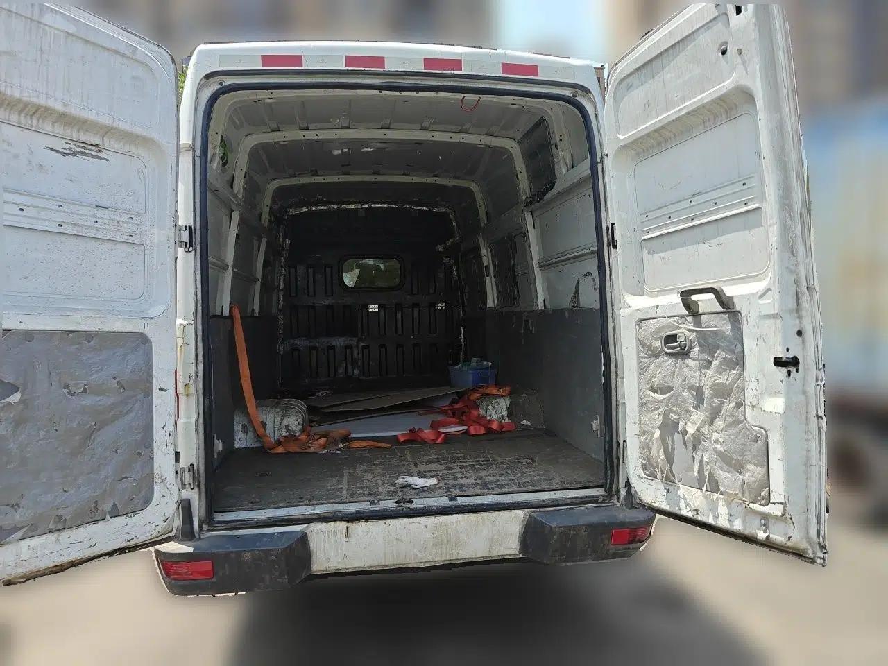 Iveco Daily 2021 2.5T V40 2-3 Seater Long Wheelbase Mid-Roof Dual Tires Manual Doors — миниатюра 20