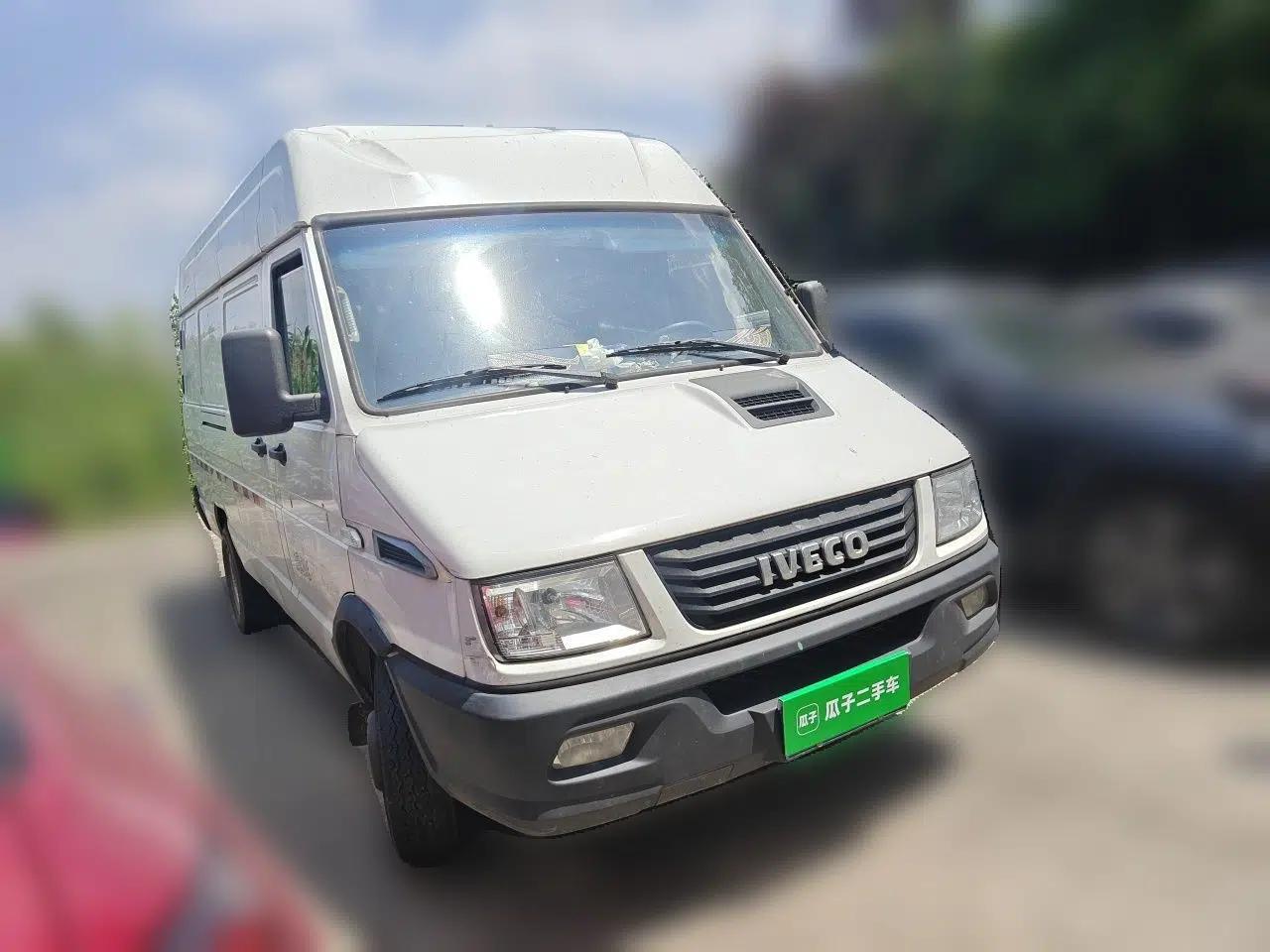 Iveco Daily 2021 2.5T V40 2-3 Seater Long Wheelbase Mid-Roof Dual Tires Manual Doors — миниатюра 3
