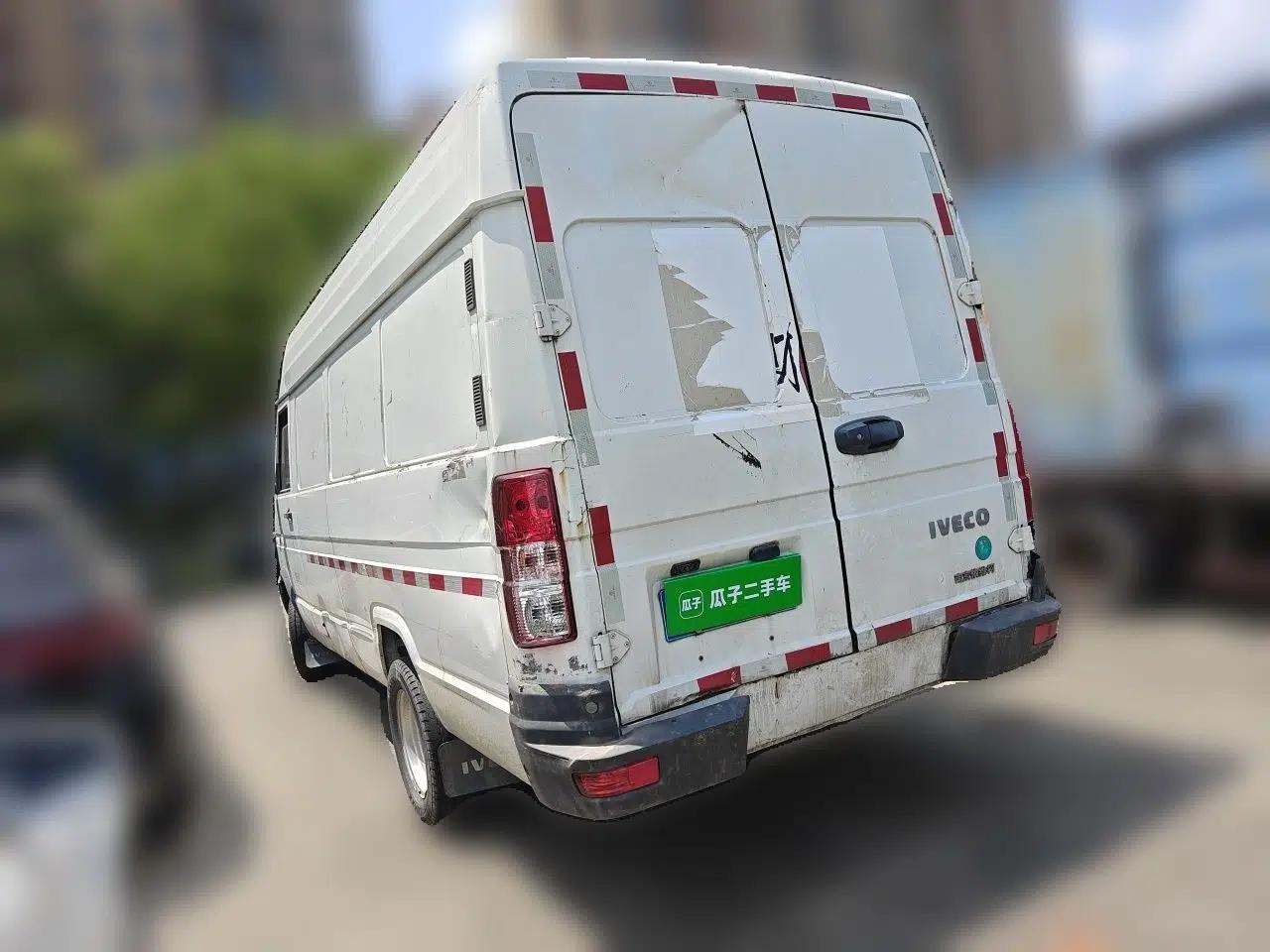 Iveco Daily 2021 2.5T V40 2-3 Seater Long Wheelbase Mid-Roof Dual Tires Manual Doors — миниатюра 4