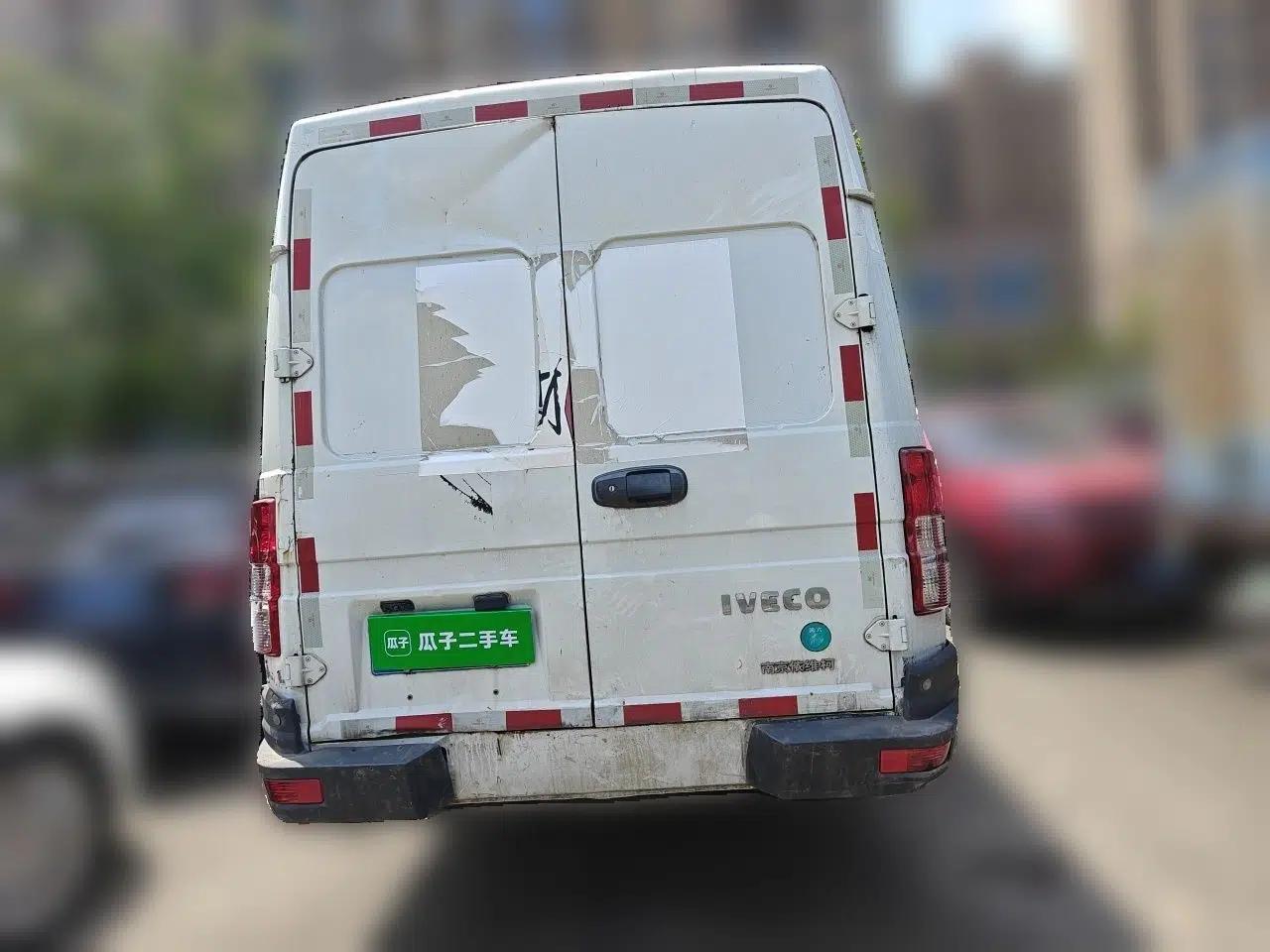 Iveco Daily 2021 2.5T V40 2-3 Seater Long Wheelbase Mid-Roof Dual Tires Manual Doors — миниатюра 5