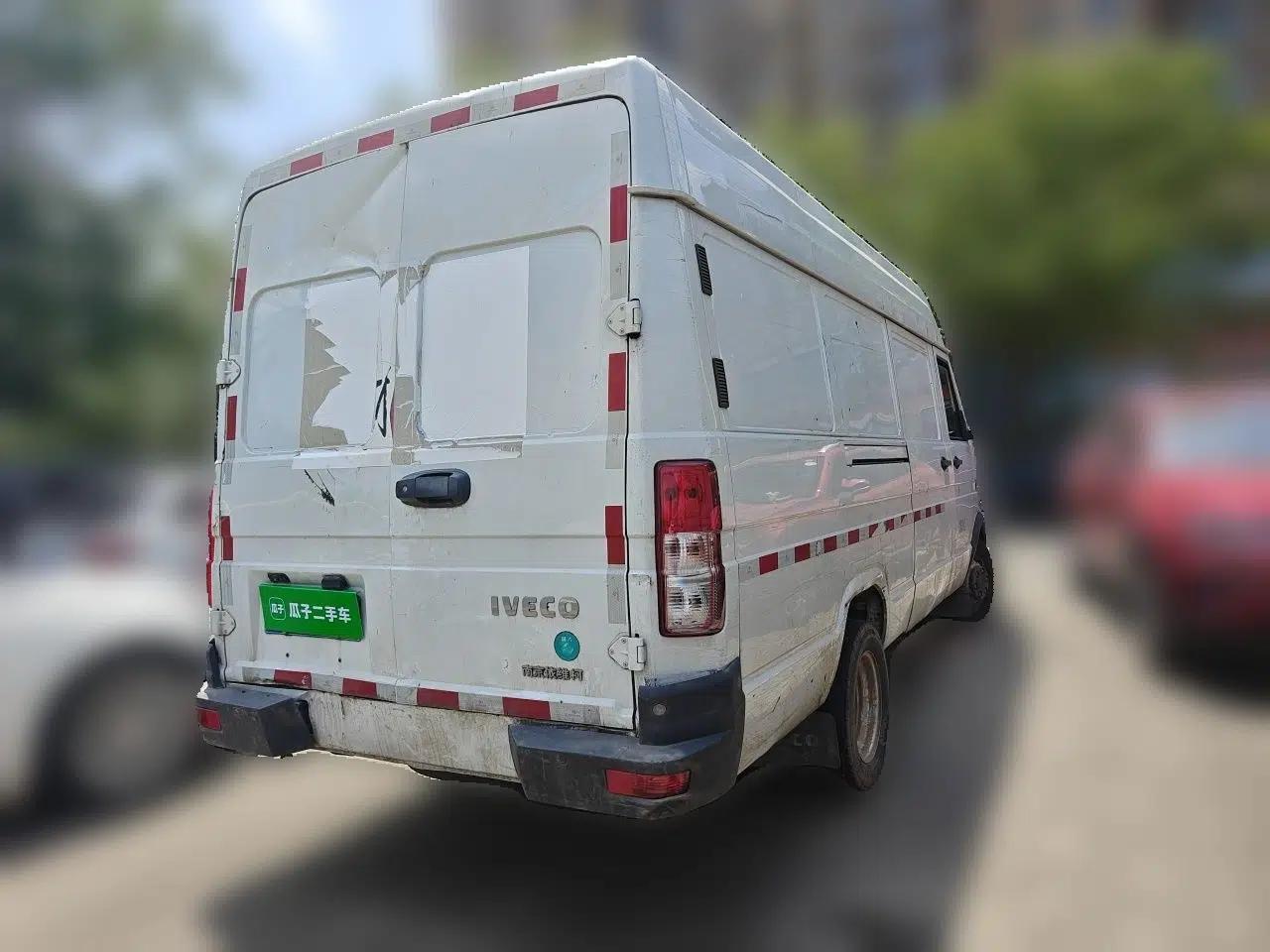 Iveco Daily 2021 2.5T V40 2-3 Seater Long Wheelbase Mid-Roof Dual Tires Manual Doors — миниатюра 6