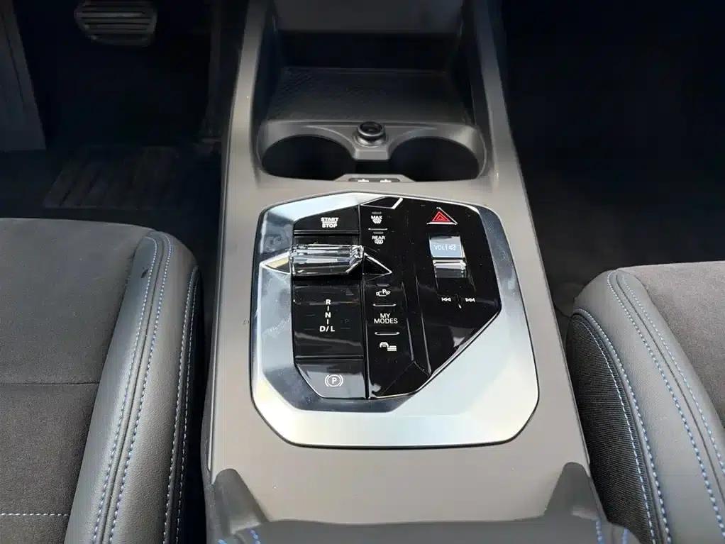 2025 BMW 2 Series 225L M Sport Shadow Edition — миниатюра 13