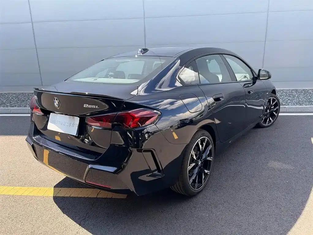 2025 BMW 2 Series 225L M Sport Shadow Edition — миниатюра 4
