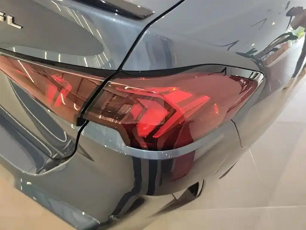 2025 BMW 2 Series 225L M Sport Shadow Edition — миниатюра 8