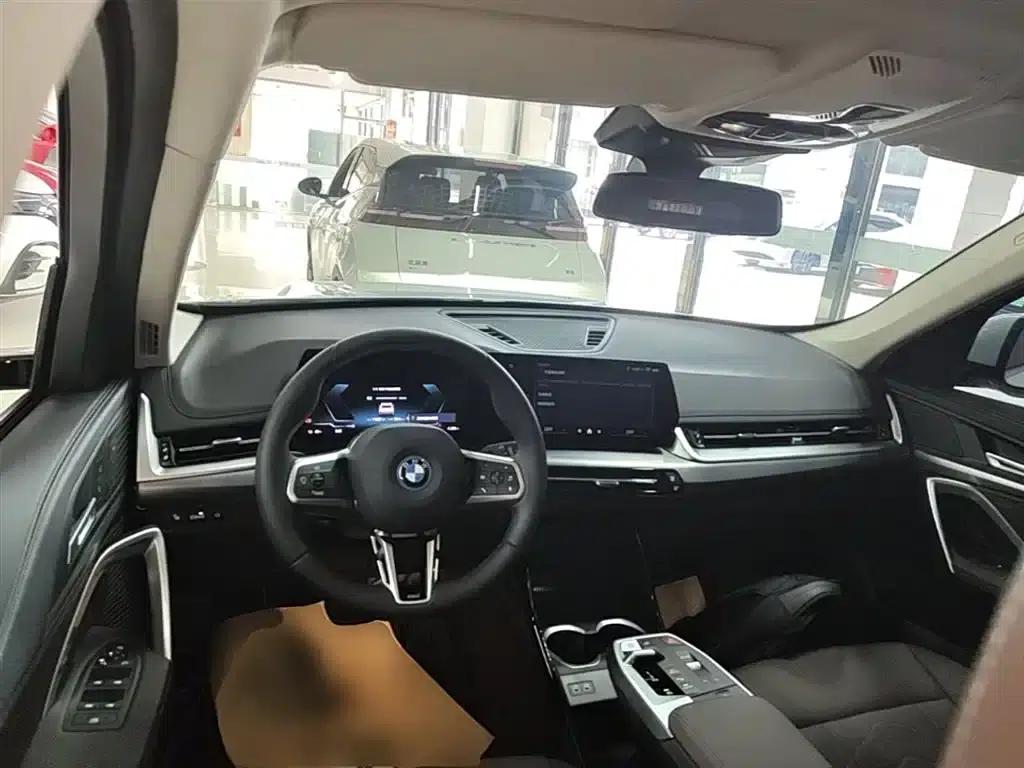 BMW iX1 2025 eDrive25L M Sport Package — миниатюра 10