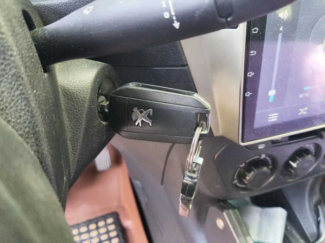 Peugeot 301 2014 1.6L Manual Comfort Edition — миниатюра 9