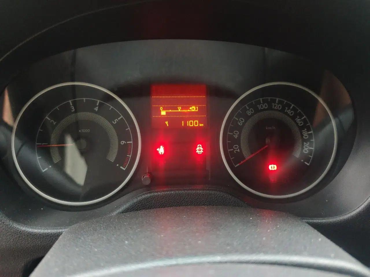 Peugeot 301 2014 1.6L Manual Luxury Edition — миниатюра 12
