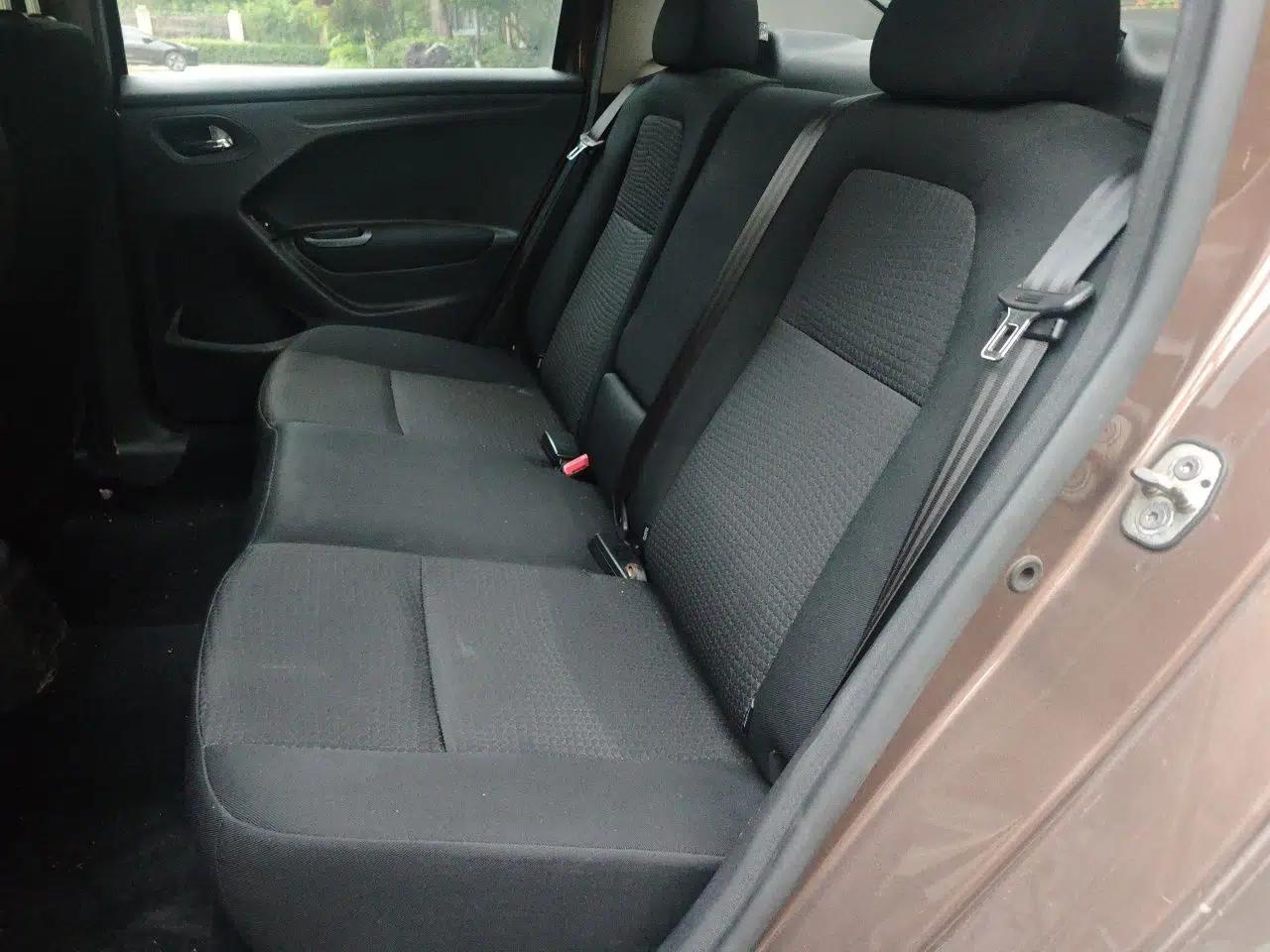 Peugeot 301 2014 1.6L Manual Luxury Edition — миниатюра 18