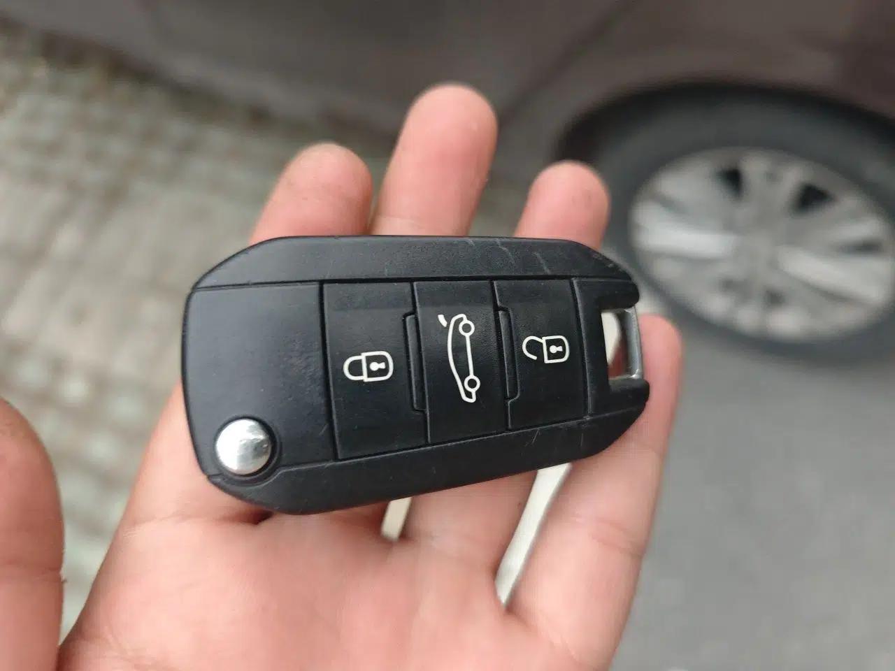 Peugeot 301 2014 1.6L Manual Luxury Edition — миниатюра 9