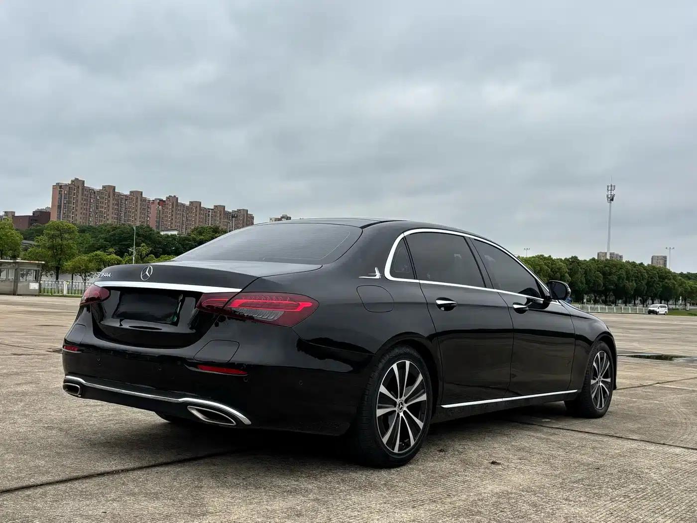 Mercedes-Benz E-Class PHEV 2022 E 350 e L Plug-in Hybrid Sedan — миниатюра 7