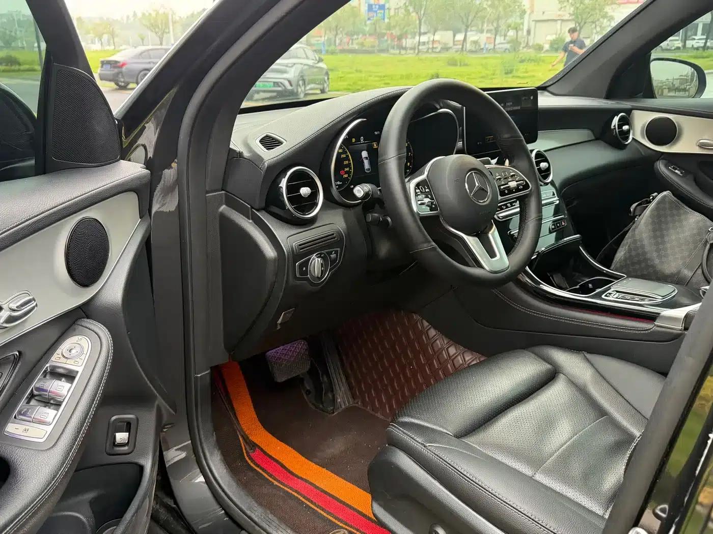 Mercedes-Benz GLC Coupe 2020 GLC 260 4MATIC Coupe SUV — миниатюра 4
