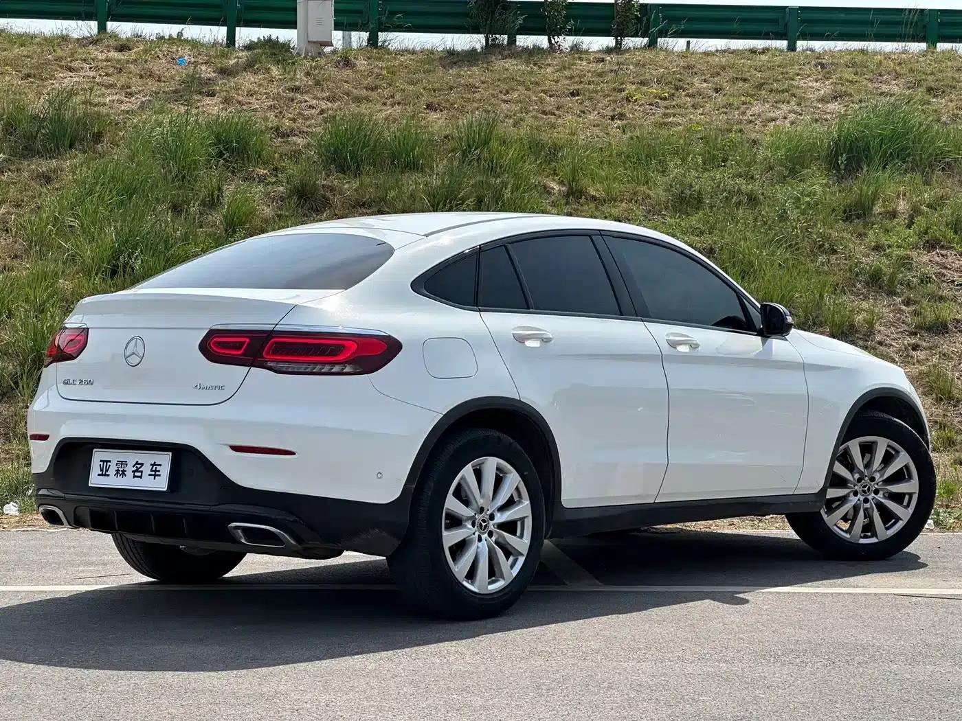 Mercedes-Benz GLC Coupe 2020 GLC 260 4MATIC Coupe SUV — миниатюра 4