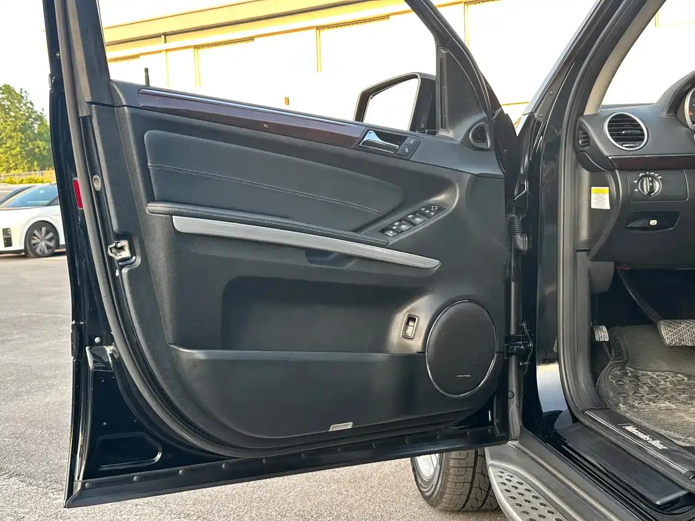 Mercedes-Benz GL-Class 2010 GL 550 4MATIC — миниатюра 31