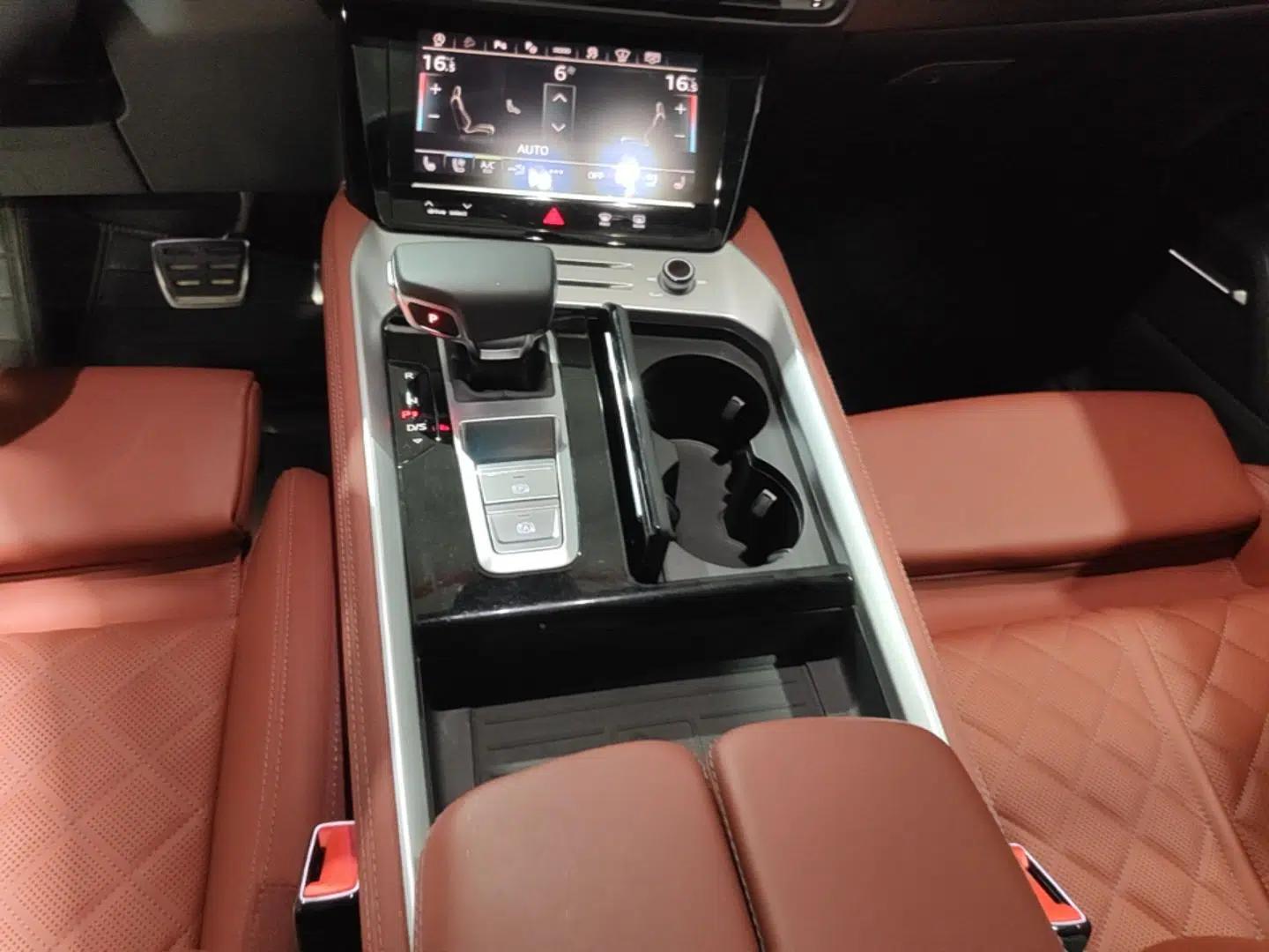 Audi Q6 2024 45 TFSI quattro Black Warrior Edition 6 Seats — миниатюра 17