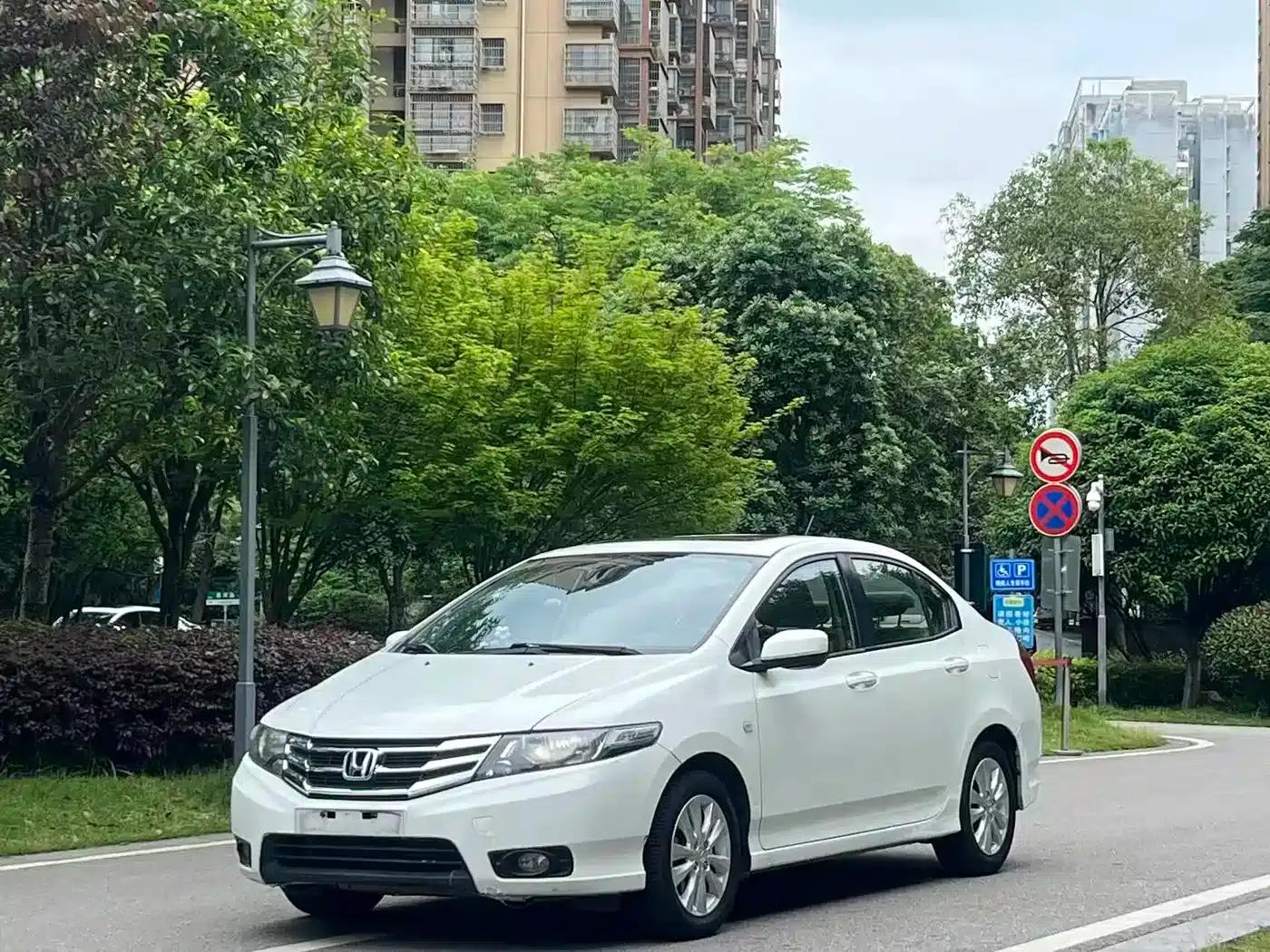 Honda City Classic 2012 1.5L Manual Elite Edition — миниатюра 3