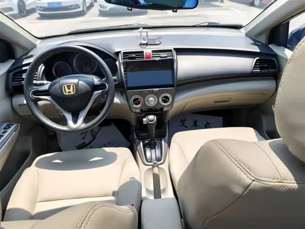 Honda City Classic 2011 1.5L Automatic Elite Edition — миниатюра 9