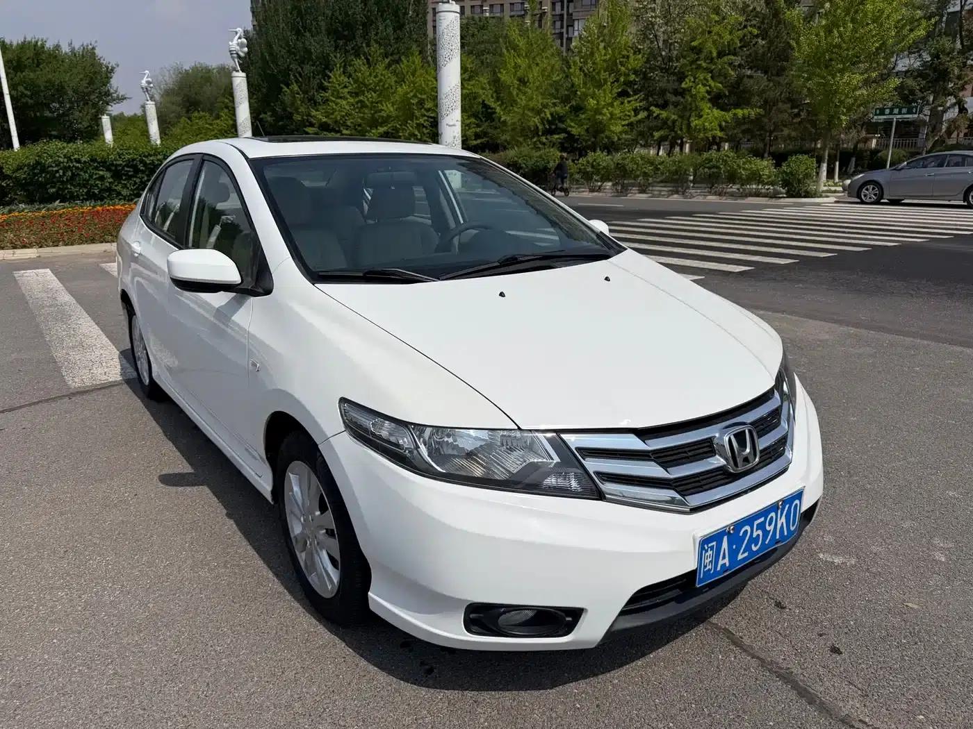 Honda City Classic 2012 1.5L Manual Elite Edition — миниатюра 1