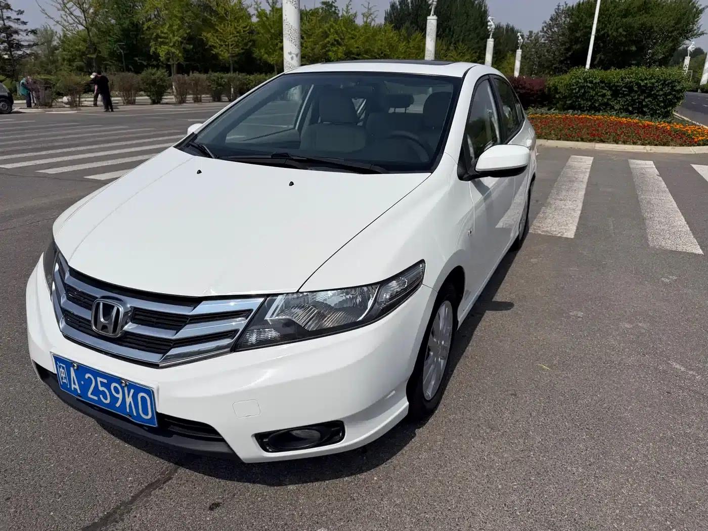 Honda City Classic 2012 1.5L Manual Elite Edition — миниатюра 3