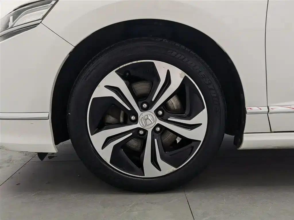 Spirior 2015 2.4L Luxury Edition — миниатюра 17