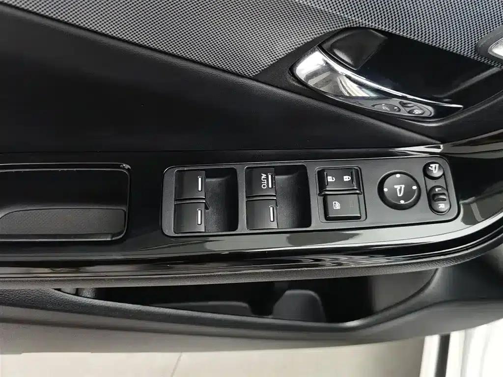 Spirior 2015 2.4L Luxury Edition — миниатюра 9
