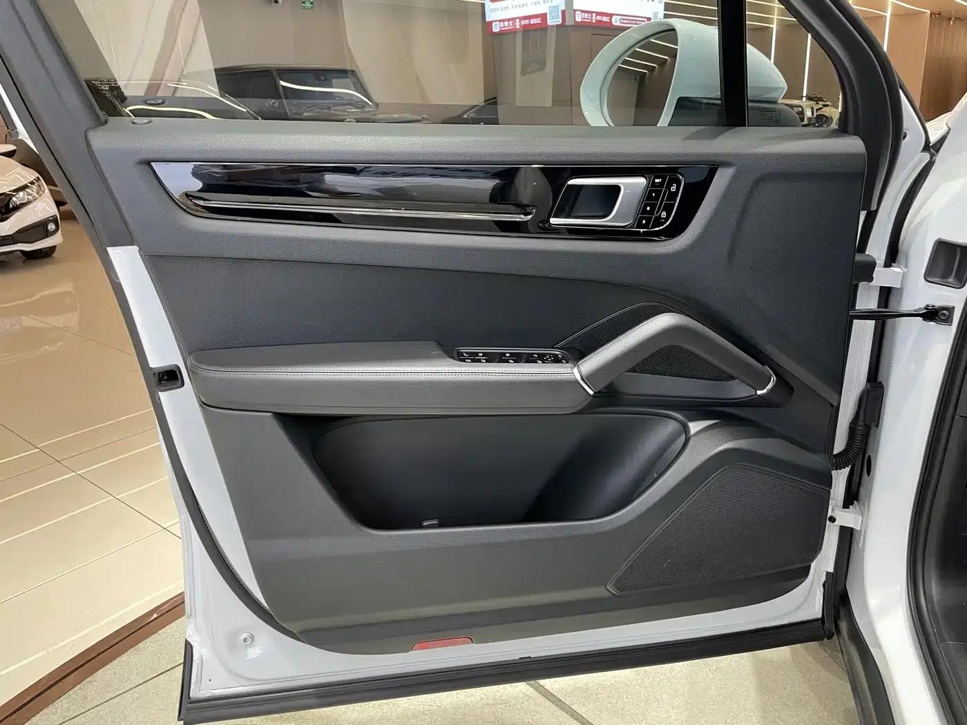 2019 Cayenne E-Hybrid 2.0T — миниатюра 8