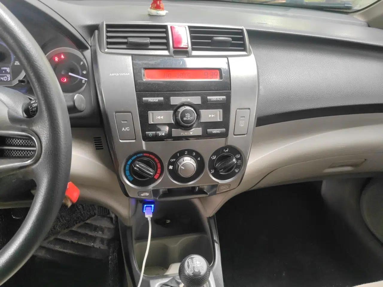 Honda City Classic 2012 1.5L manual Comfort version — миниатюра 14