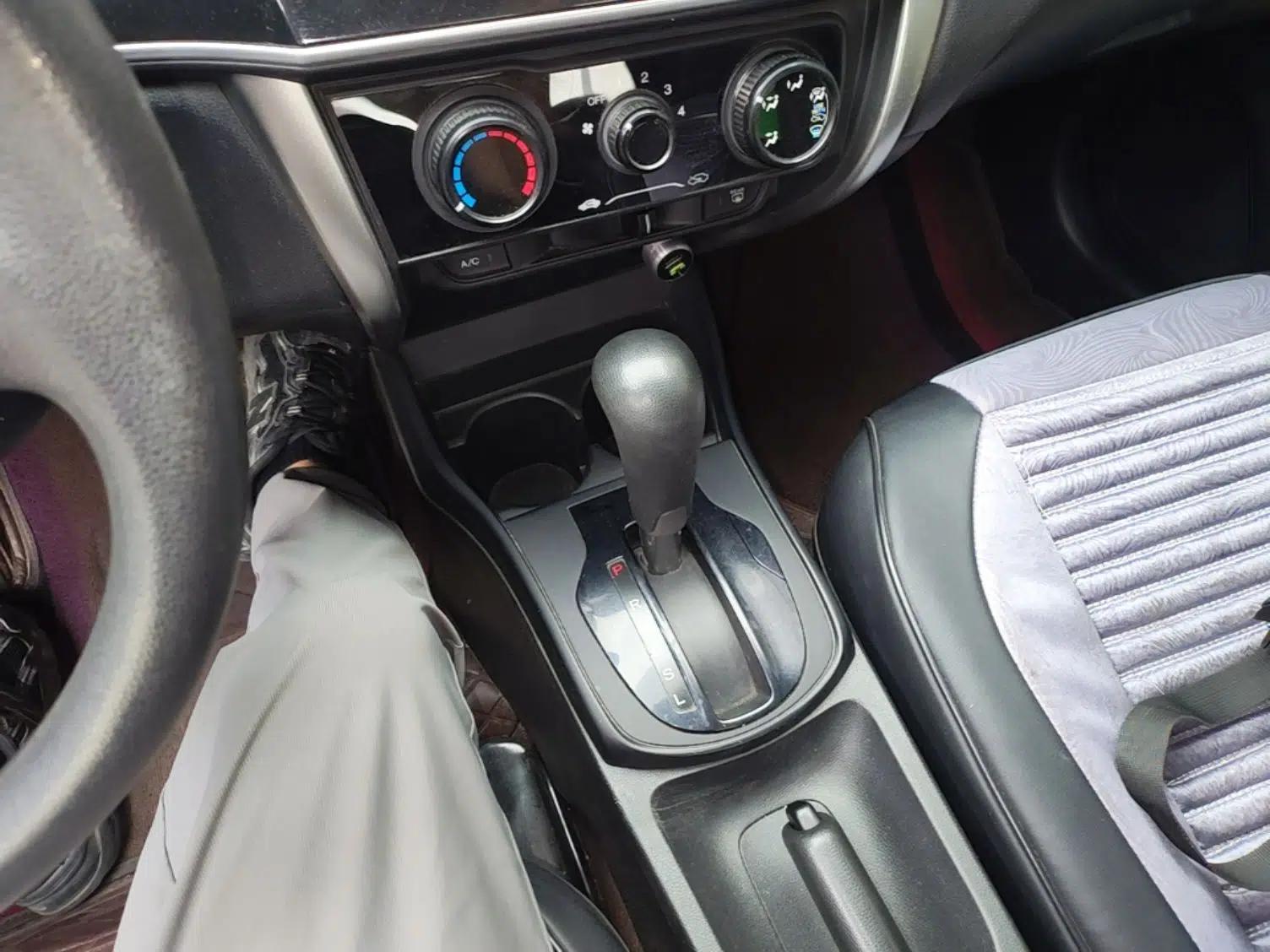 Honda City 2015 1.5L CVT Comfort Version — миниатюра 17