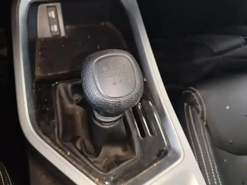 Wuling Jiachen 2022 1.5L Manual Enjoyment Elite Edition — миниатюра 14