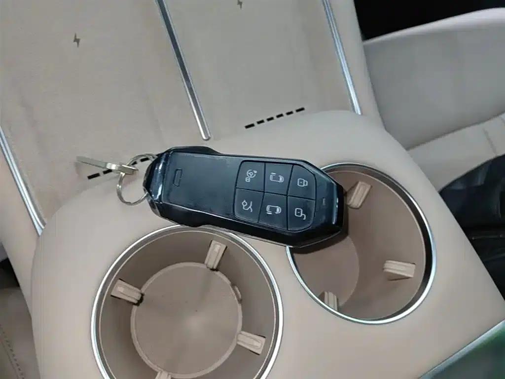 XPeng X9 2025 Pure Electric Model with a Maximum Range of 740km — миниатюра 9