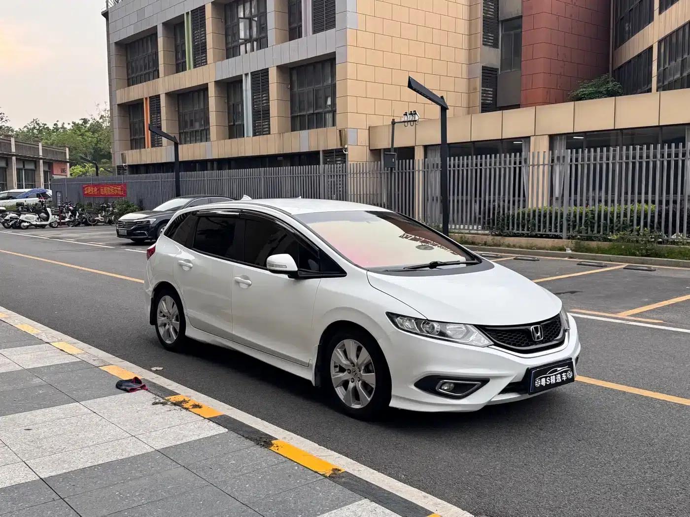 Jade 2014 1.8L Automatic Comfort Elite Edition 5-seater — миниатюра 3