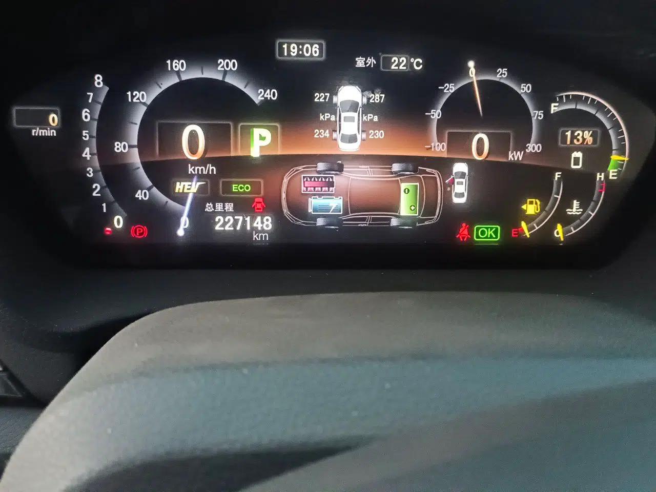 BYD Qin New Energy 2015 1.5T Dual-Crown Flagship Plus Edition — миниатюра 13