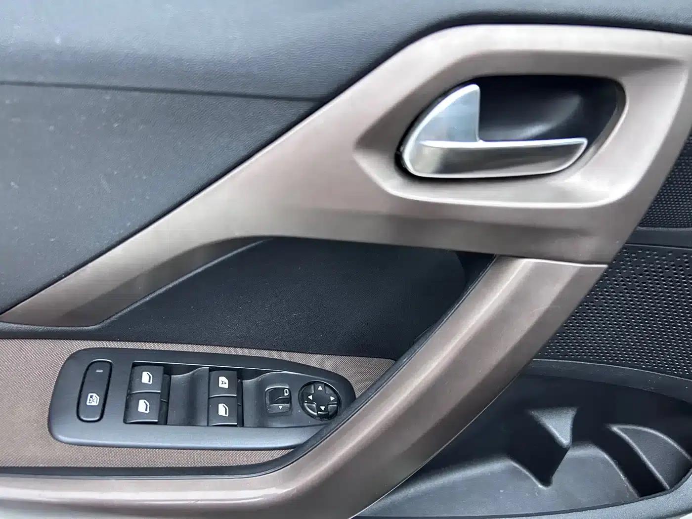 Peugeot 2008 2016 230THP Automatic Fashion Edition — миниатюра 12