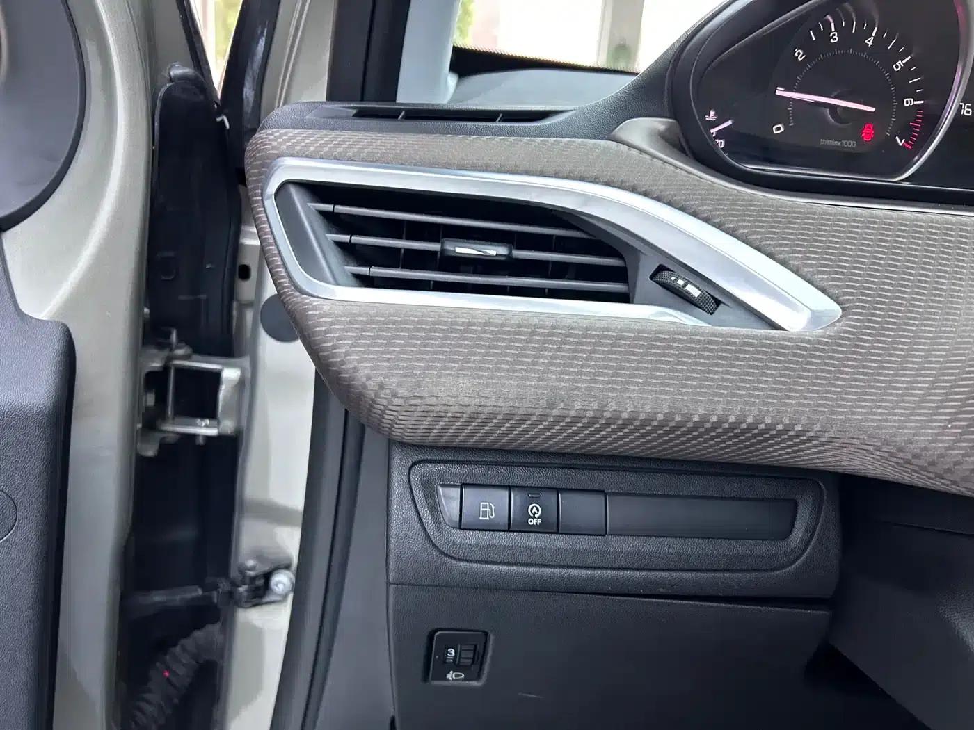Peugeot 2008 2016 230THP Automatic Fashion Edition — миниатюра 14
