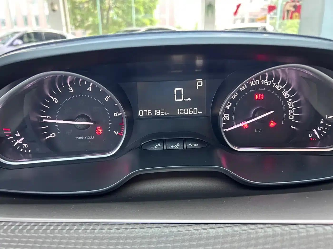 Peugeot 2008 2016 230THP Automatic Fashion Edition — миниатюра 15