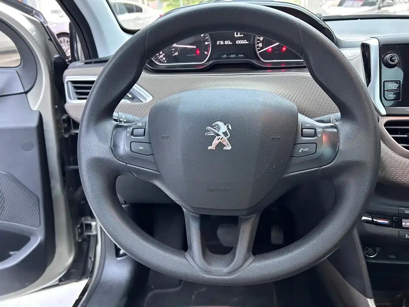 Peugeot 2008 2016 230THP Automatic Fashion Edition — миниатюра 16