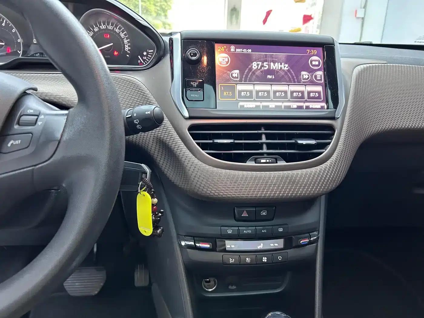 Peugeot 2008 2016 230THP Automatic Fashion Edition — миниатюра 18