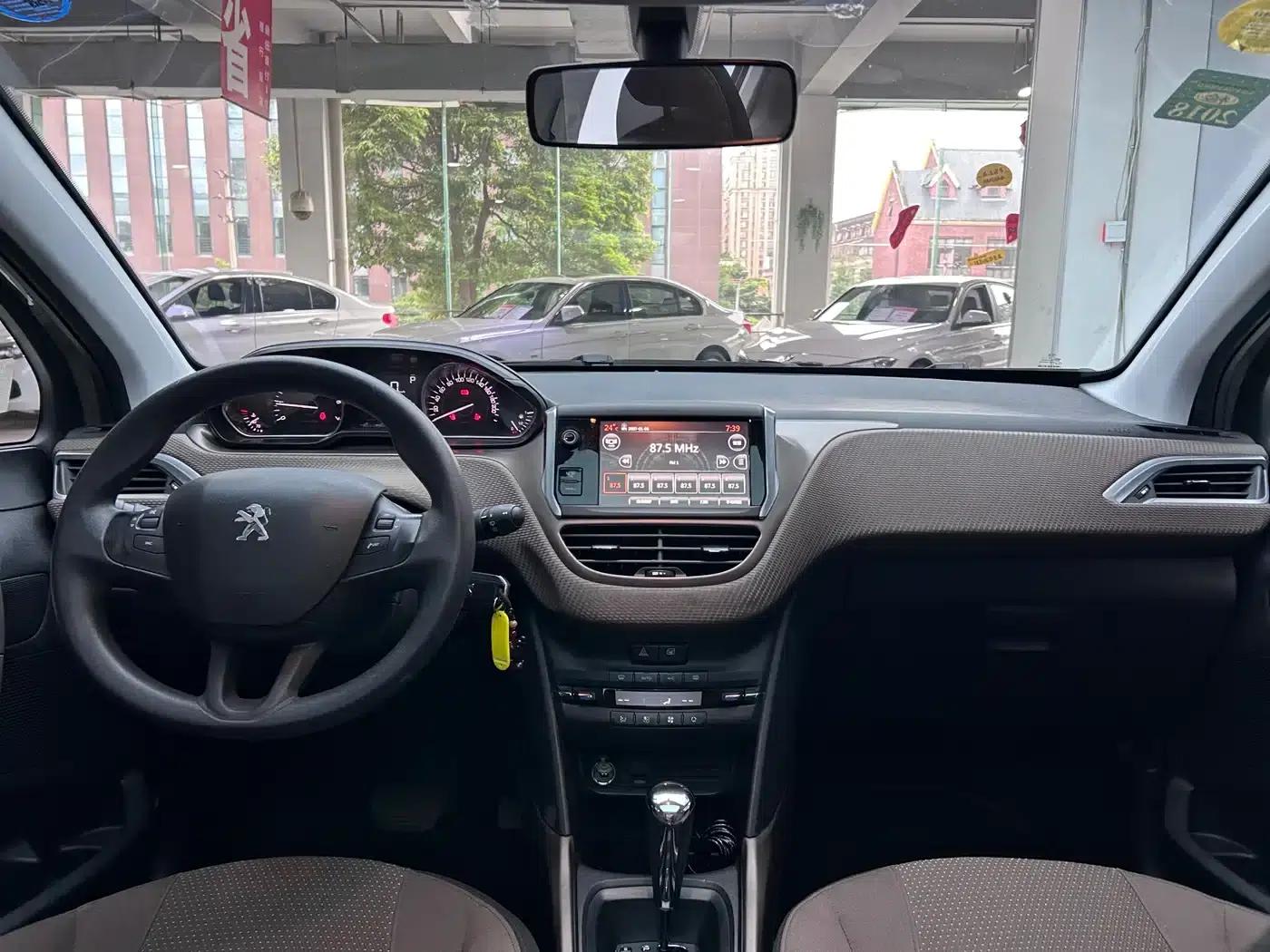 Peugeot 2008 2016 230THP Automatic Fashion Edition — миниатюра 20