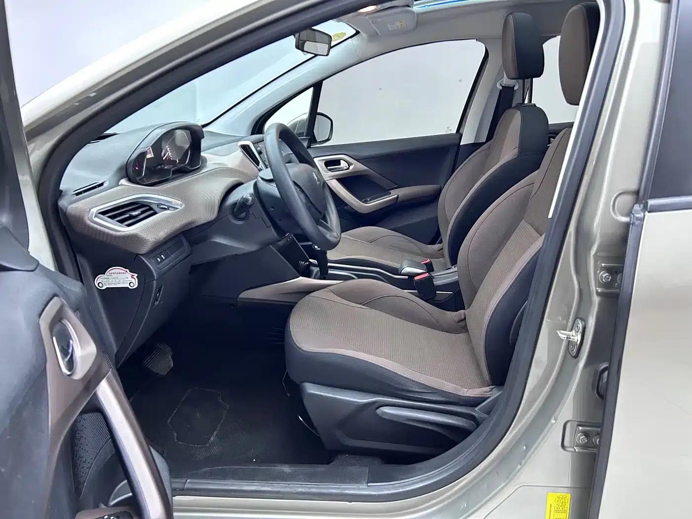 Peugeot 2008 2016 230THP Automatic Fashion Edition — миниатюра 8