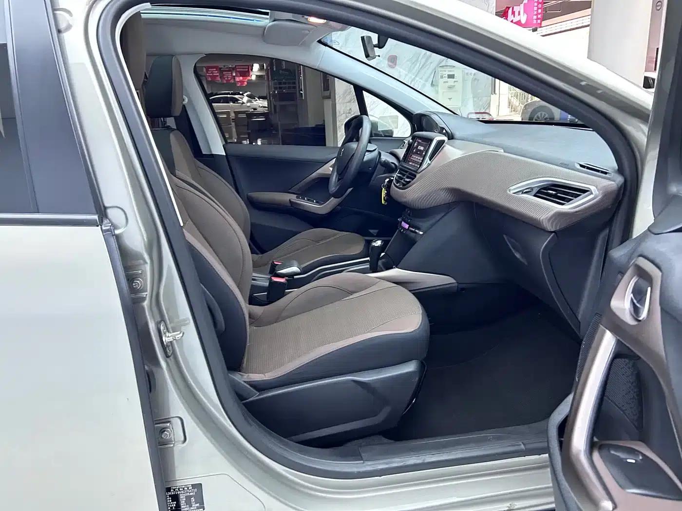 Peugeot 2008 2016 230THP Automatic Fashion Edition — миниатюра 10