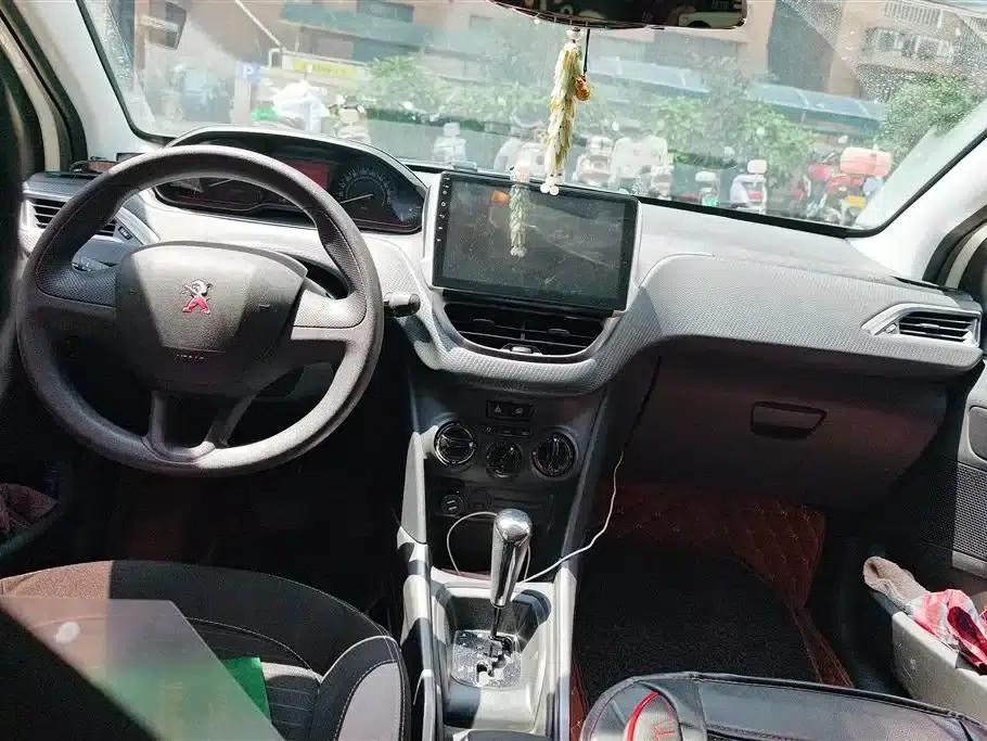 Peugeot 2008 2014 Model 1.6L Automatic Premium Edition — миниатюра 11