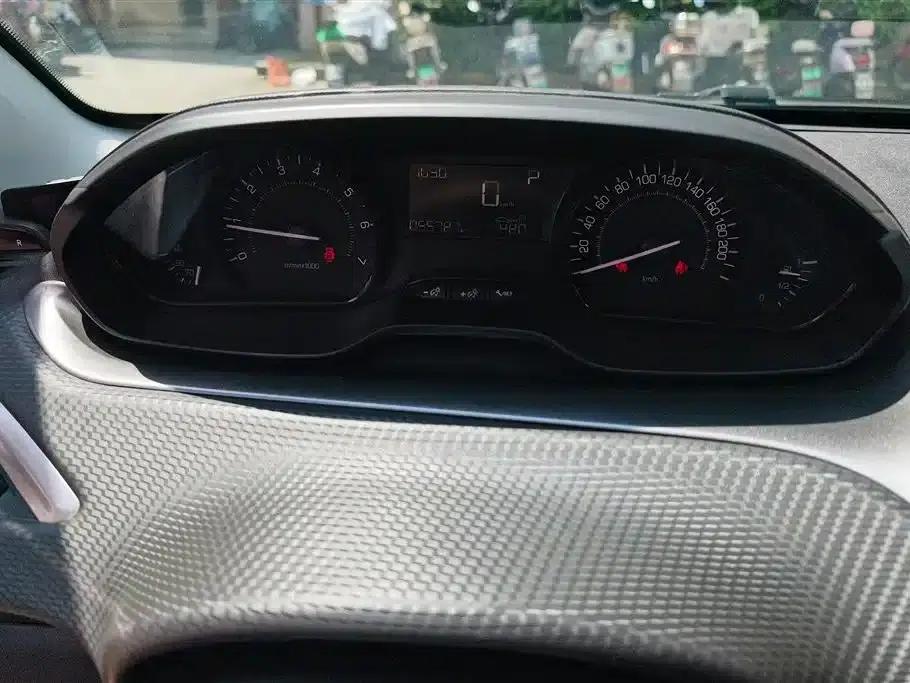 Peugeot 2008 2014 Model 1.6L Automatic Premium Edition — миниатюра 13