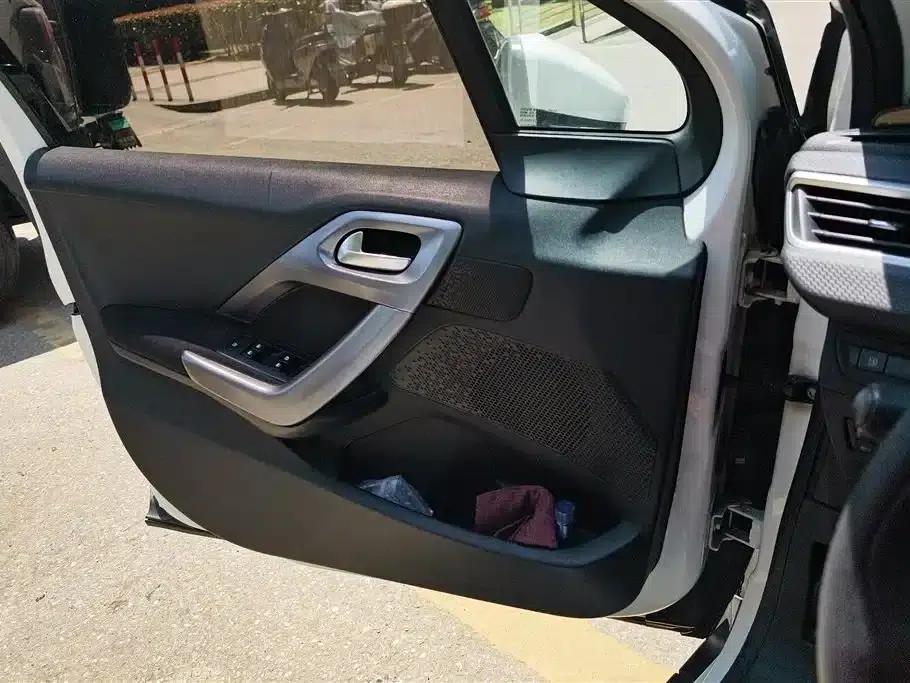 Peugeot 2008 2014 Model 1.6L Automatic Premium Edition — миниатюра 7