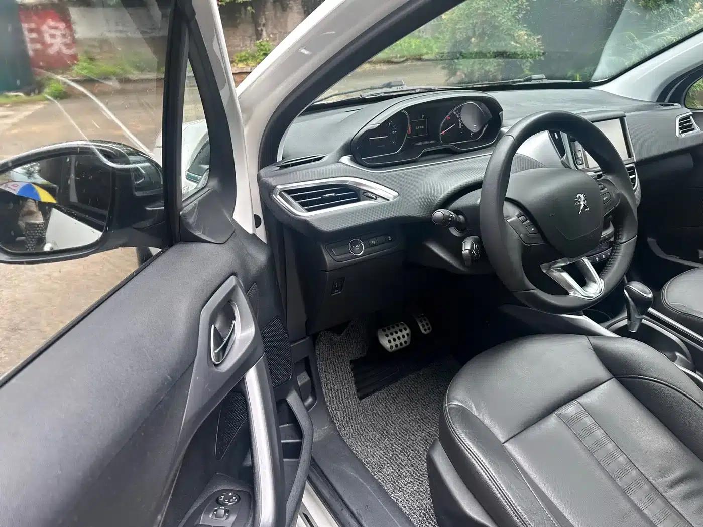 Peugeot 2008 2014 Model 1.6L Automatic Navigation Edition — миниатюра 6