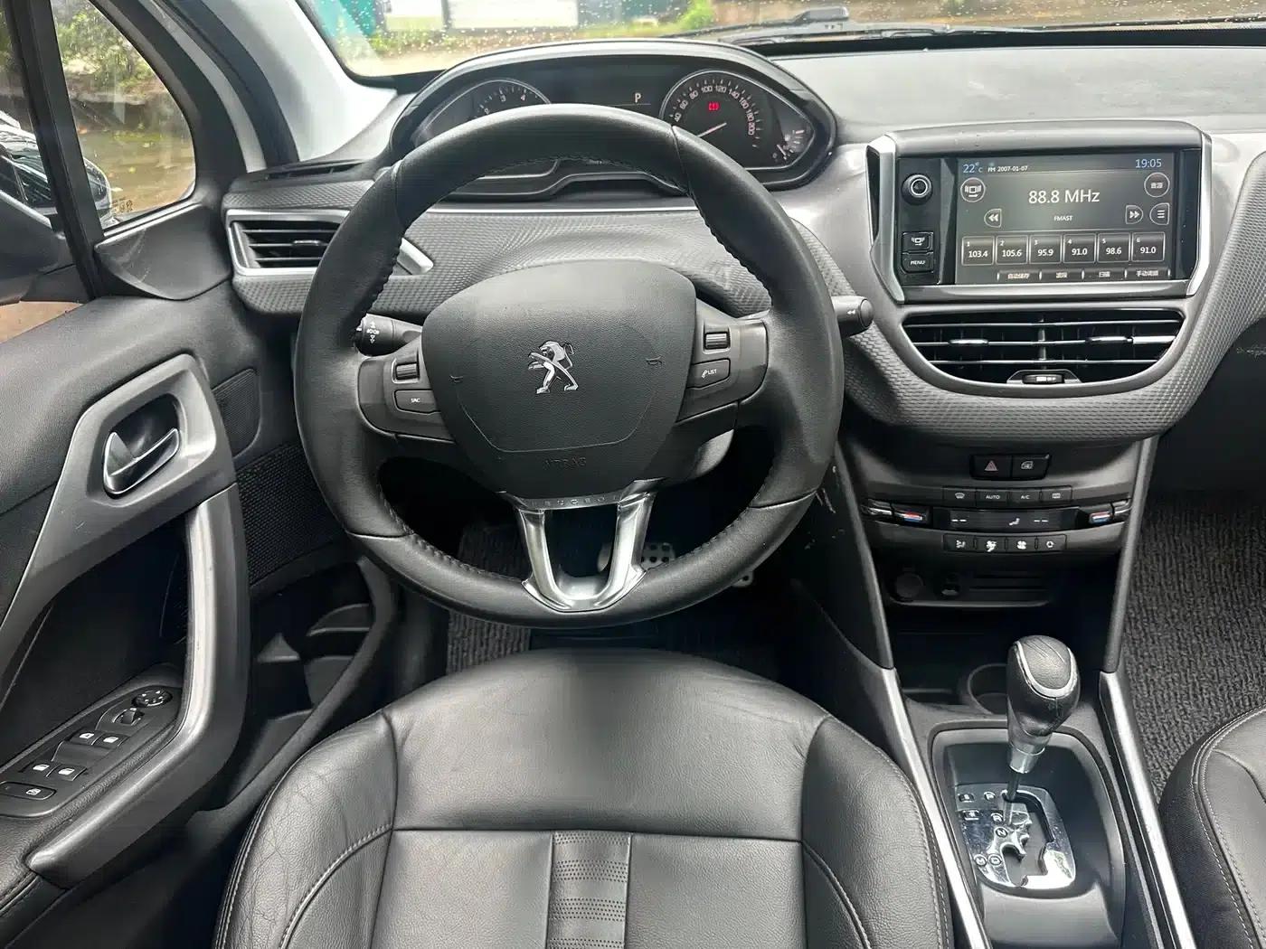 Peugeot 2008 2014 Model 1.6L Automatic Navigation Edition — миниатюра 7